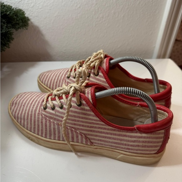 Ugg - Picture 5 of 9